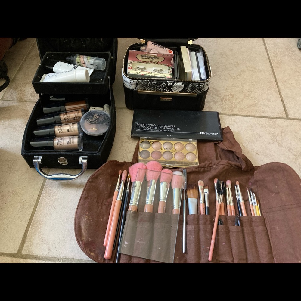 Full makeup Artist makeup, brush and hair kit!